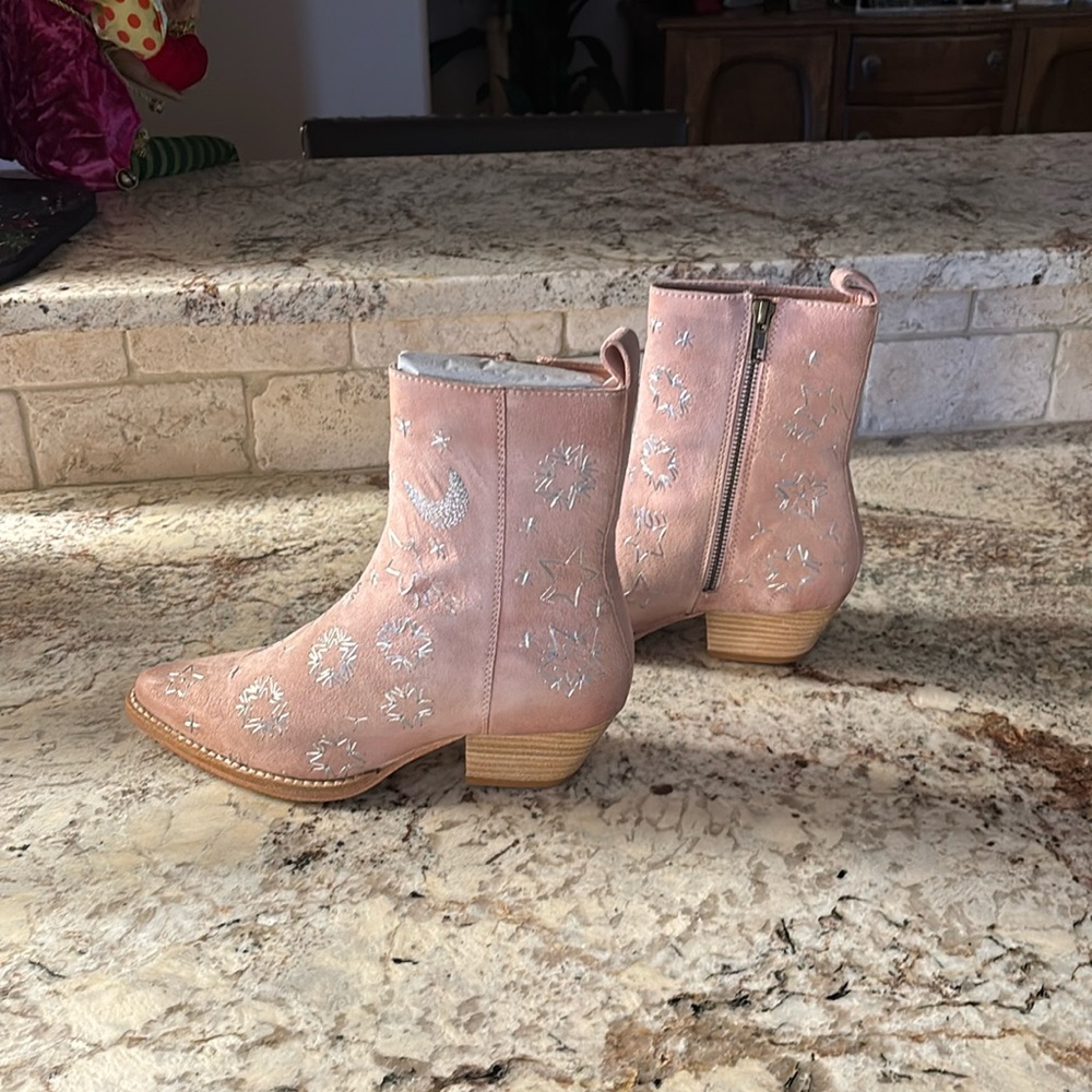 Beautiful, new in box, pink swede booties with silver embroidered stars. Sz 36.